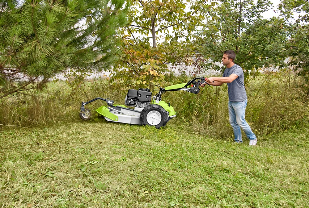 Lo sportello anteriore del piatto si solleva automaticamente quando necessario favorendo l'ingresso alla camera di taglio delle sterpaglie più alte senza che vengano schiacciate