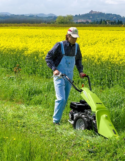 F&uuml;r ein gleichm&auml;&szlig;iges Schnittbild ist der Balkenm&auml;her leicht neigbar, um sich den so den Boden Unebenheiten anzupassen. 