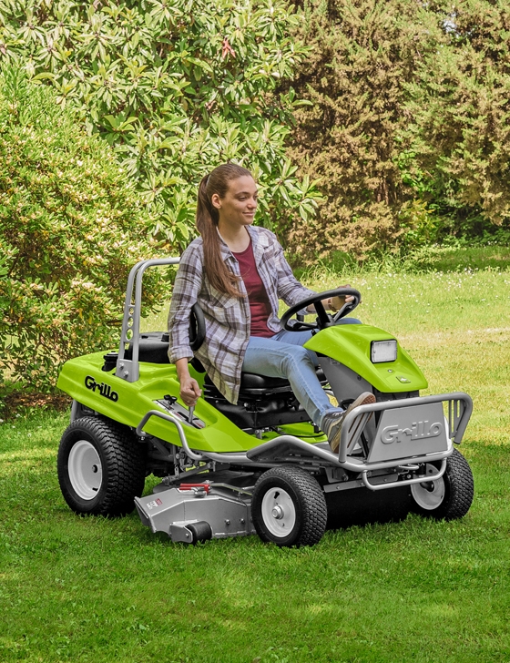 Ride on lawnmowers with twin functions cutter deck
