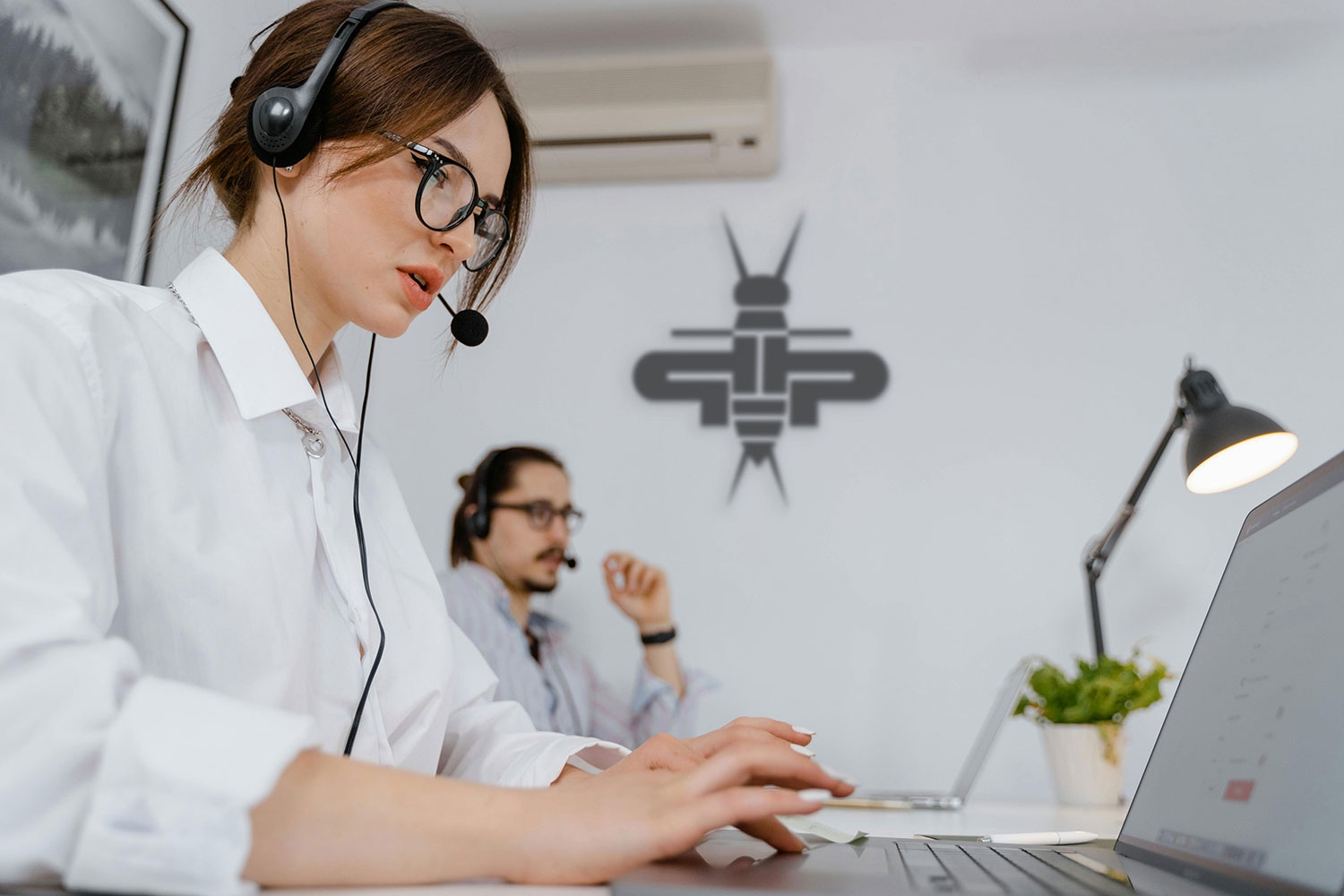 Parla con un operatore, o scrivi in chat. Siamo qui per aiutarti! 